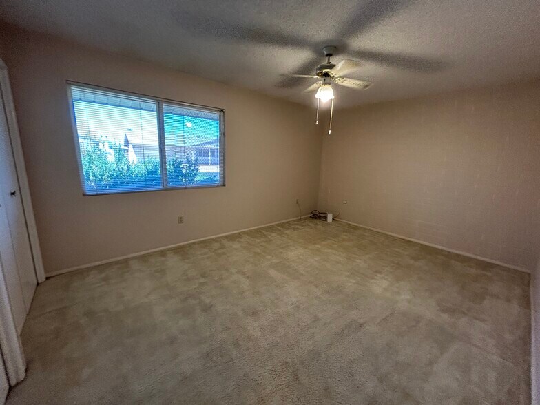 Building Photo - 10615 W Cheryl Dr