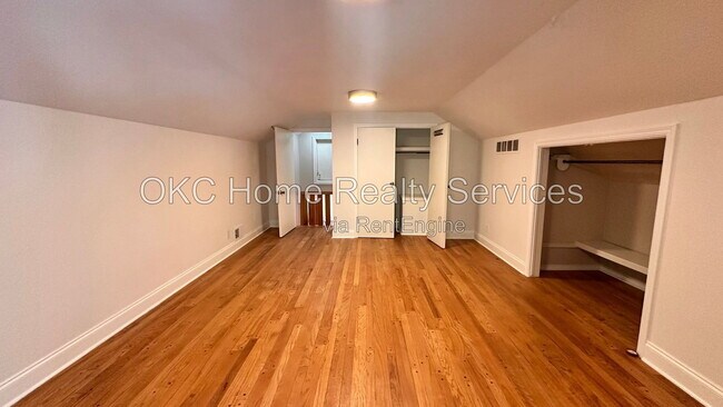 Building Photo - 6316 N Drexel Blvd