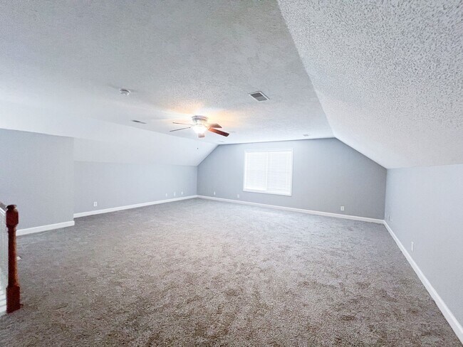 Building Photo - 3 Bedroom 2 Bathroom Home!