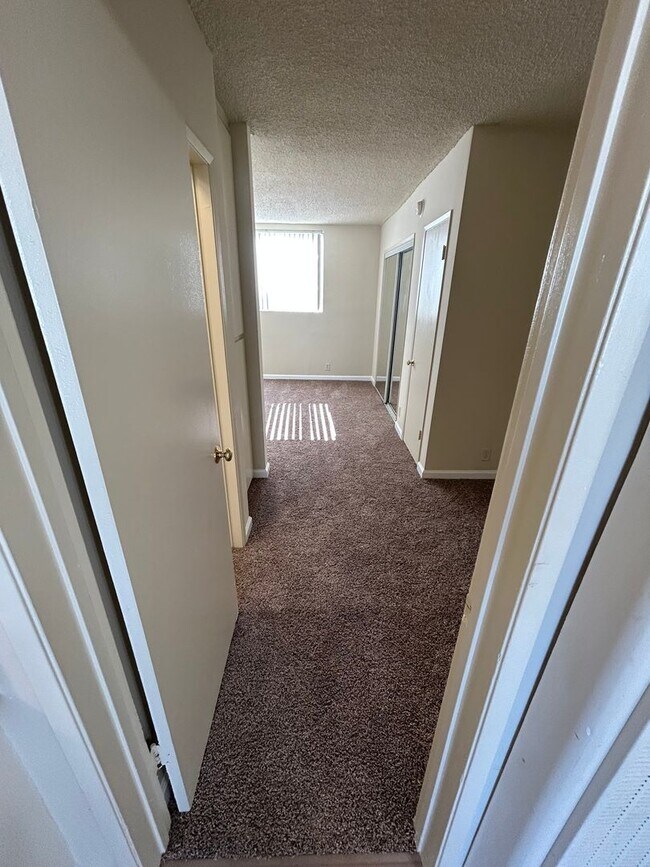Building Photo - Beautiful 1 Bedroom in the HEART  Northrid...