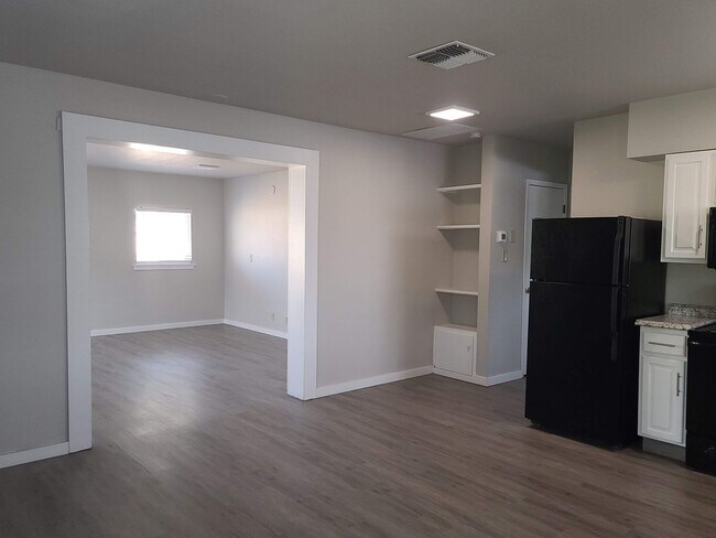 Building Photo - Remodeled 2 bedroom near Midtown