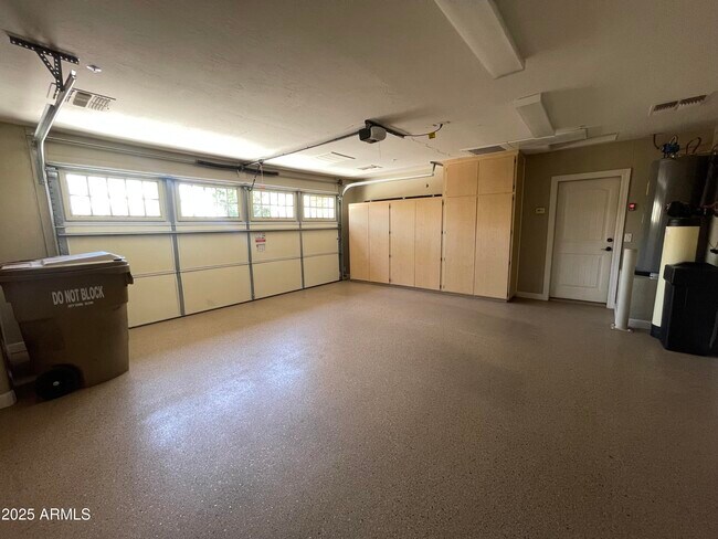 Building Photo - 12035 W Red Hawk Dr