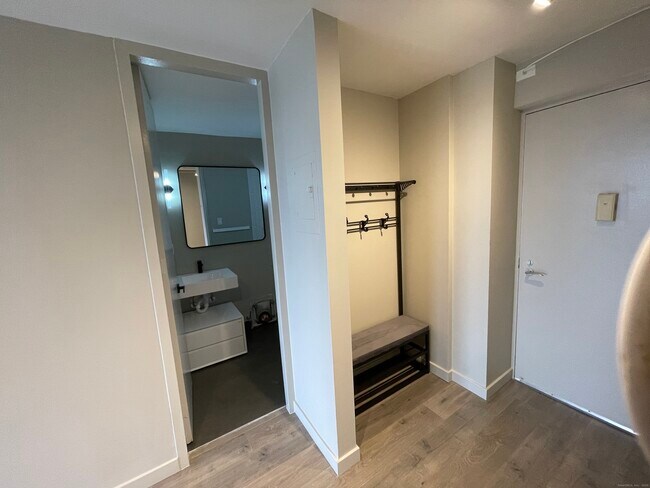 Building Photo - 1 Gold St