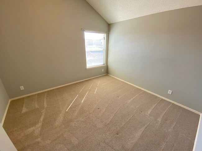 Building Photo - East El Paso 4bed3bath Refrig A/C with out...