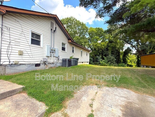 Building Photo - 910 N Morris St