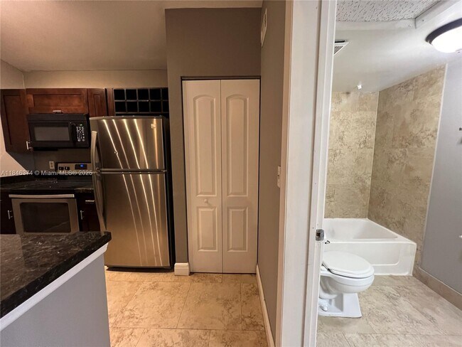 Building Photo - 2820 N Oakland Forest Dr
