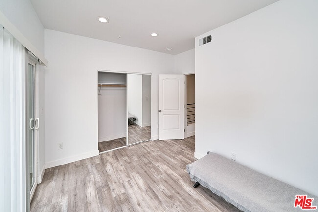 Building Photo - 601 W 41st Pl
