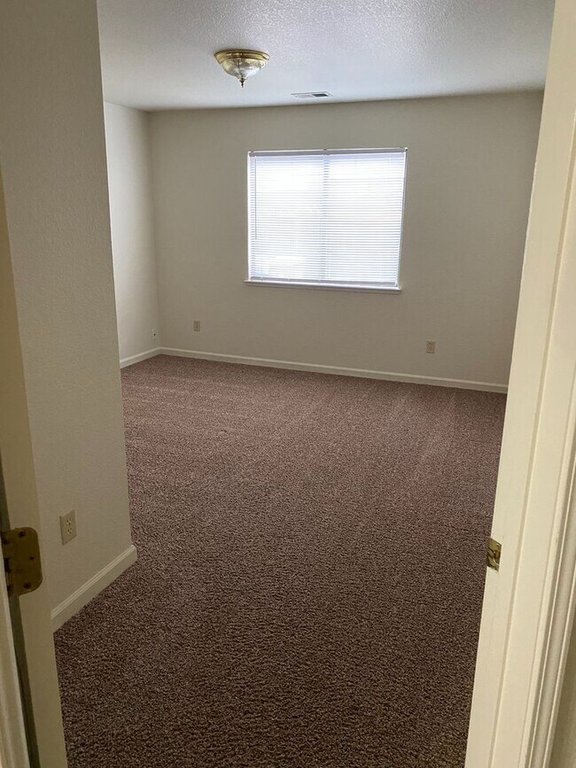 Building Photo - 2648 Alder Glen Dr