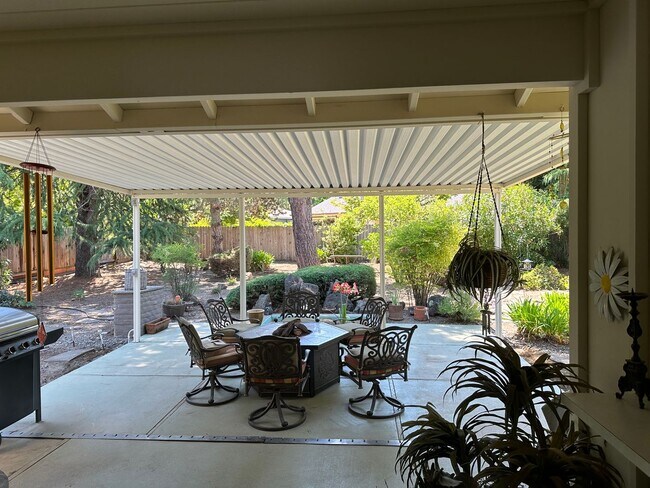 Building Photo - 6836 Oakmont Dr