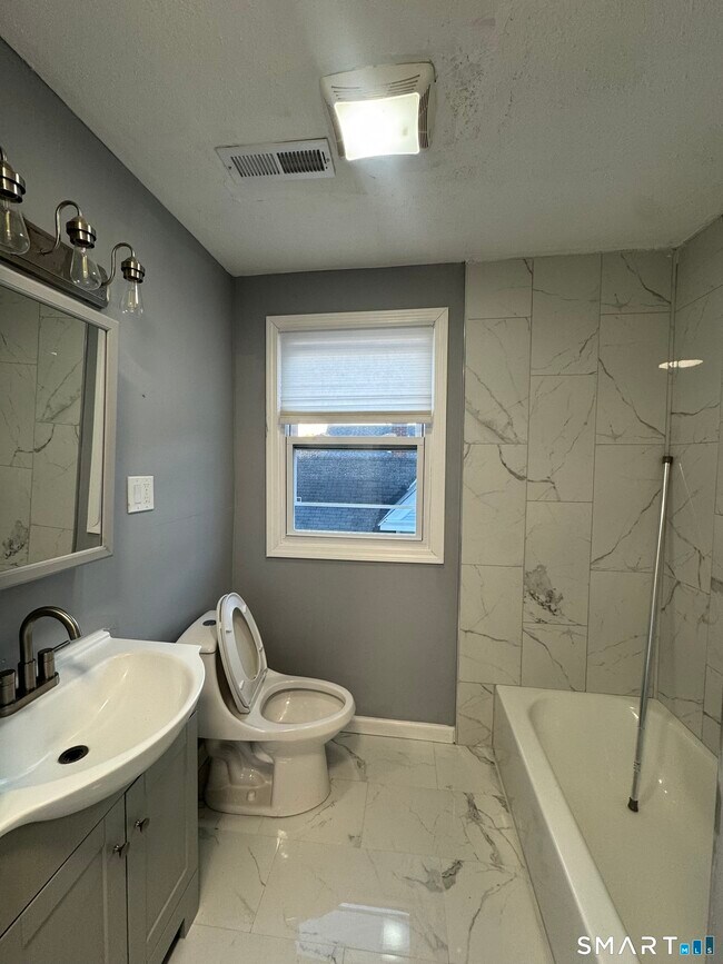 Building Photo - 10 Lester St