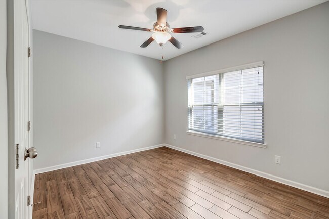 Building Photo - 1018 Hemlock Dr