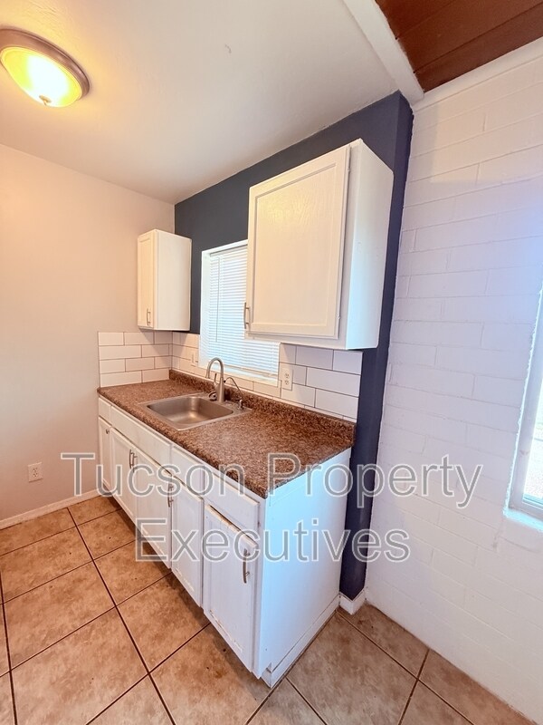 Building Photo - 232 W Flores St