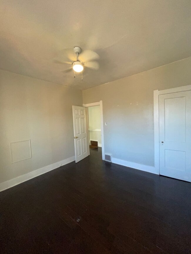 Building Photo - Great Location!