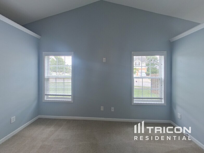 Building Photo - 247 Lantana Dr