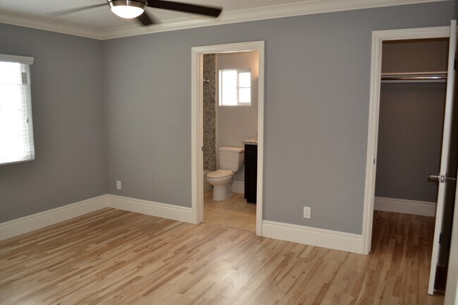 Building Photo - MOVE IN READY 2/2 with 2 Assigned Parking! In Unit Washer & Dryer! Gated Community! Centrally Loc...