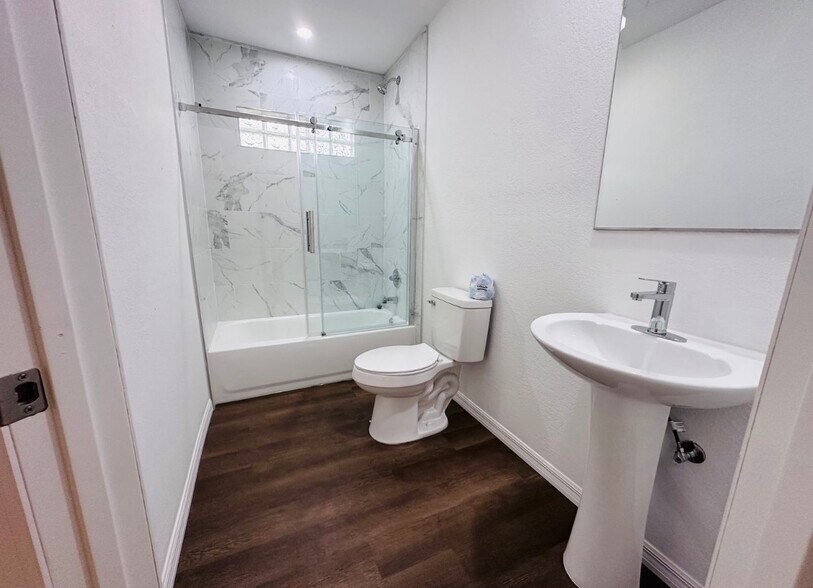 Building Photo - 329 NE 2nd St