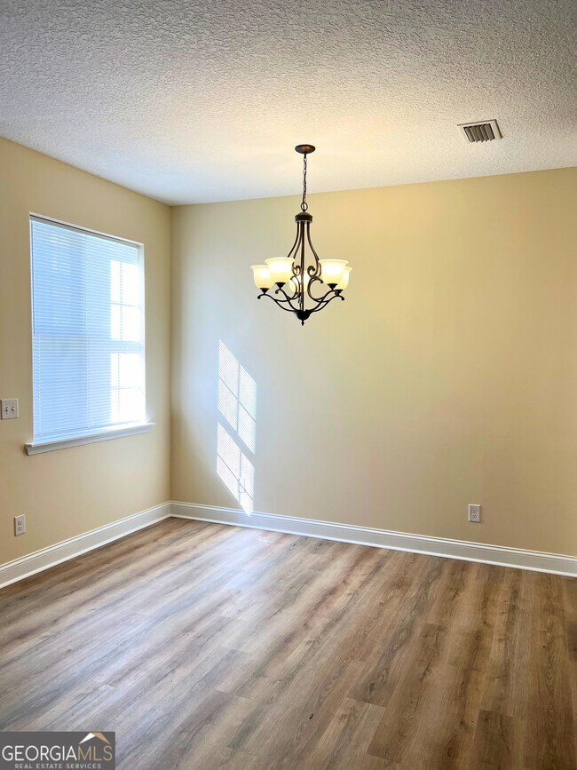 Building Photo - 818 Davis Ave