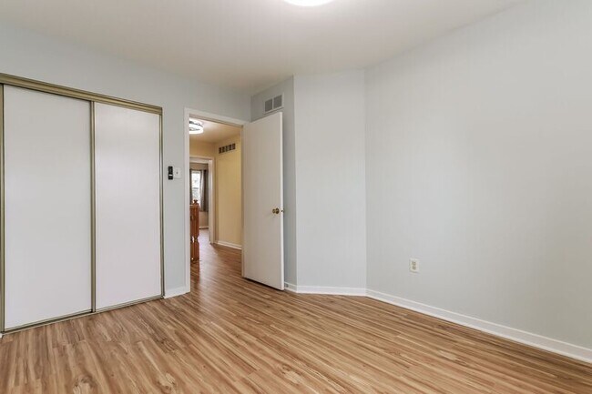 Building Photo - 1515 Russett Dr
