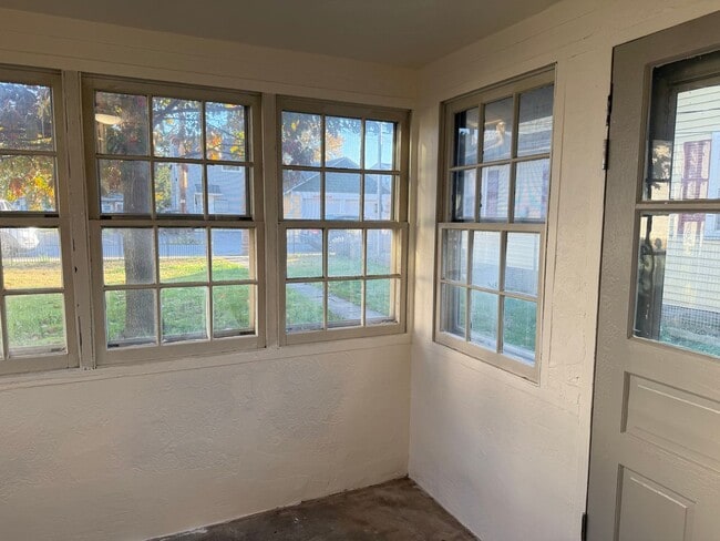 Building Photo - Charming 1 Bedroom Cottage with Bonus Room...