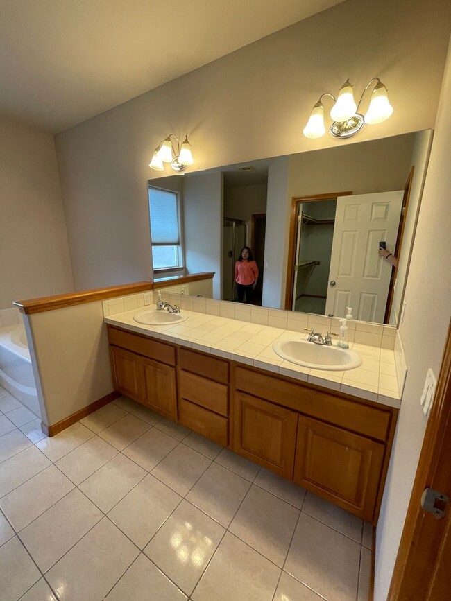 Building Photo - Amazing family home in the perfect location!