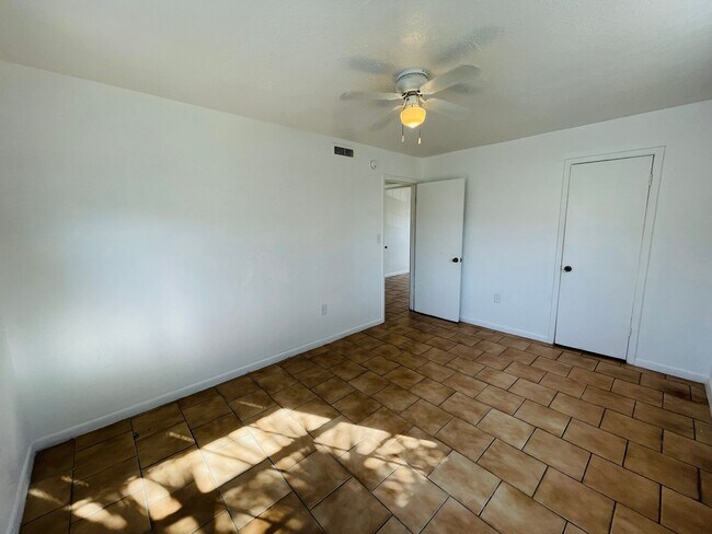 Building Photo - Modern 2BD/1.5BA Condo in Orlando – HOA Community with Lawn Care Included
