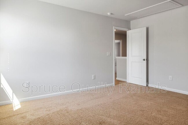 Building Photo - 112 Saddlehorse Ln