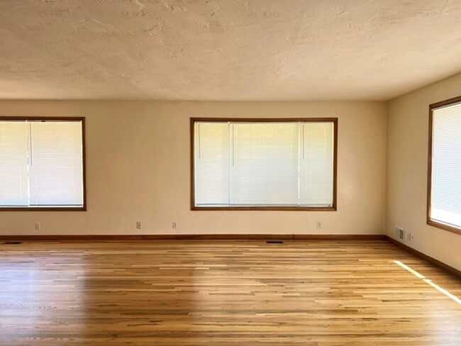 Building Photo - 3Bd/2Ba Single Story House - Available to View!