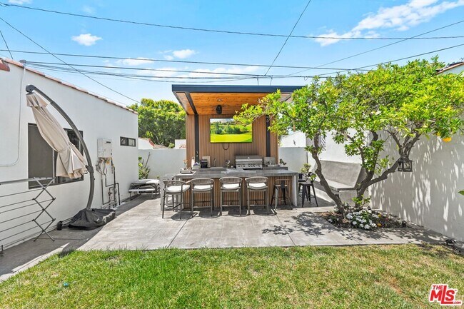 Building Photo - 3871 Roxton Ave