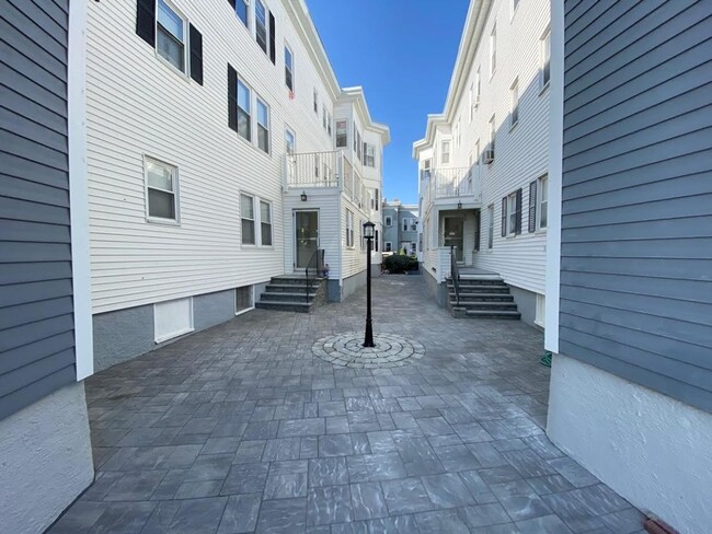 Building Photo - Beautiful 2 Bed Right On The Ocean