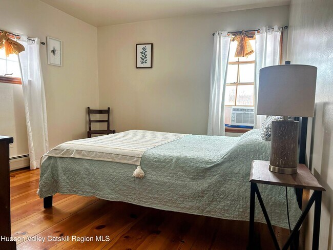 Building Photo - 240 Crest Ln