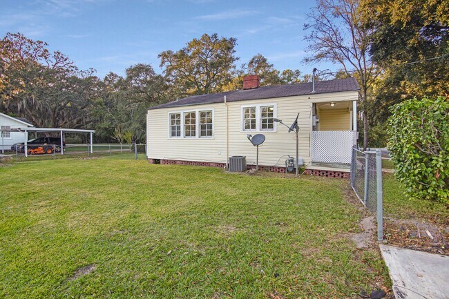 Building Photo - 2 Bedroom, 1 Bath home in Center of Richmond Hill - Richmond Hill close to Ft. Stewart and HAAF