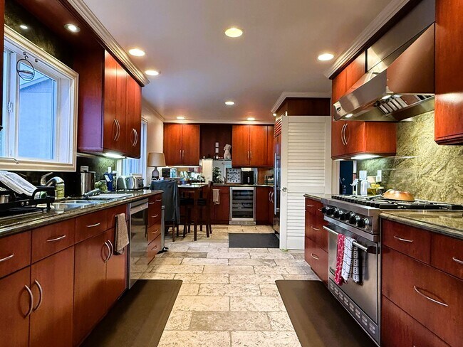 Building Photo - 4 bed, 2.5 bath top floor corner unit cond...