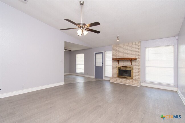 Building Photo - 1801 Farhills Dr