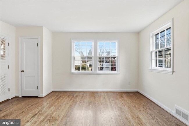 Building Photo - 904 N Ivy St