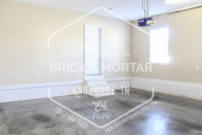 Building Photo - 5722 Rhyne Cove Ln