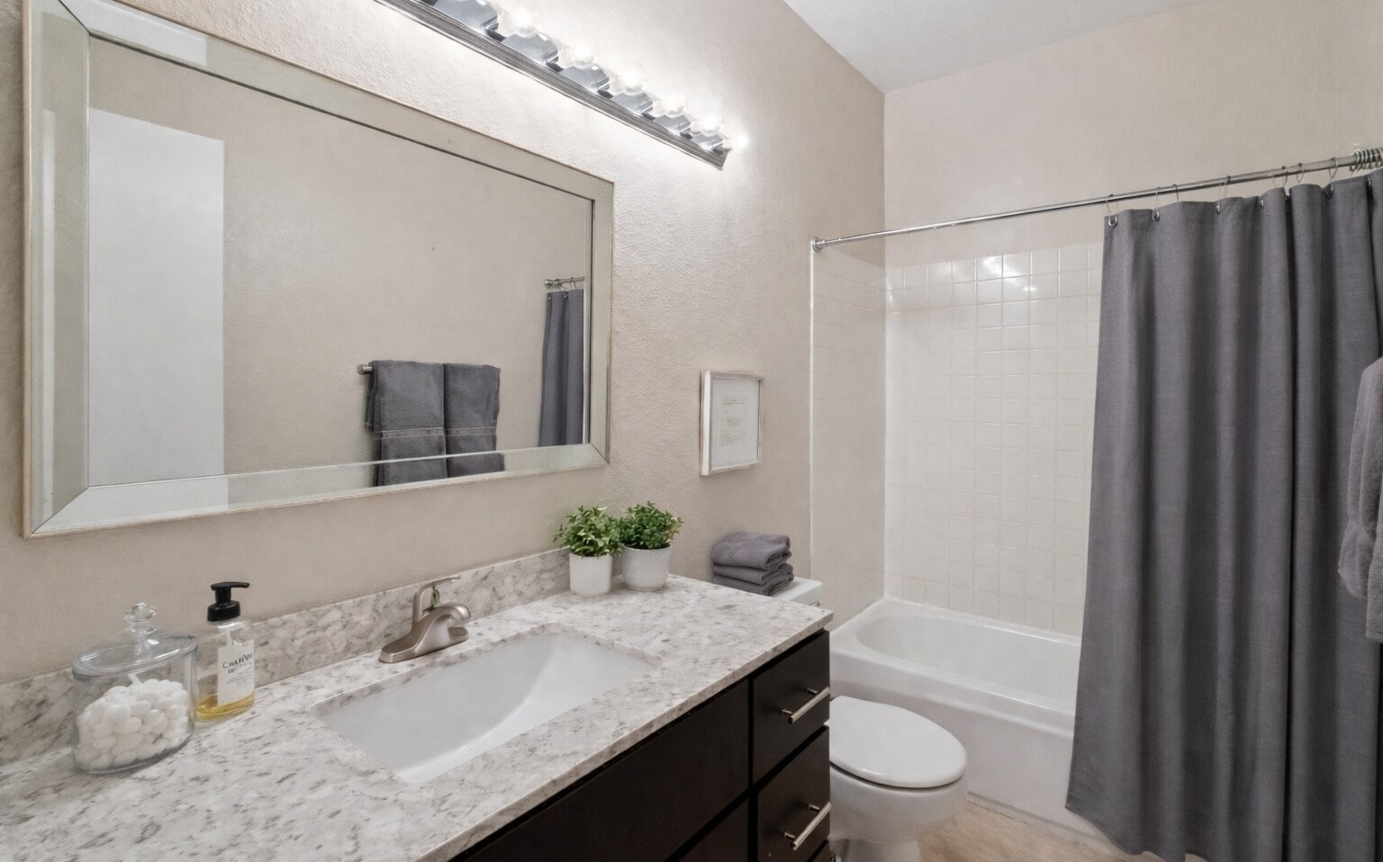 Building Photo - 2677 Oak Rd