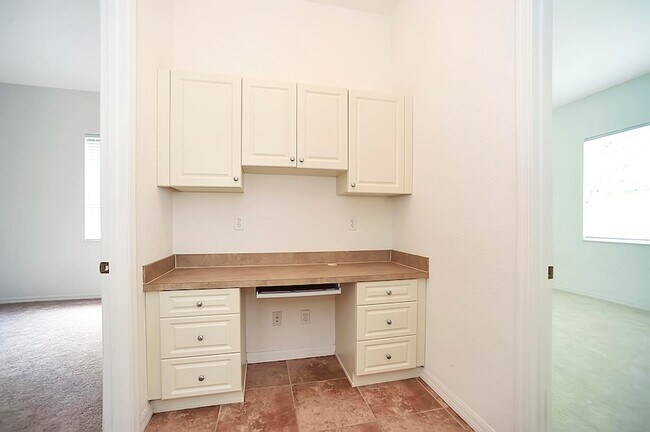 Building Photo - 4859 Chastain Dr
