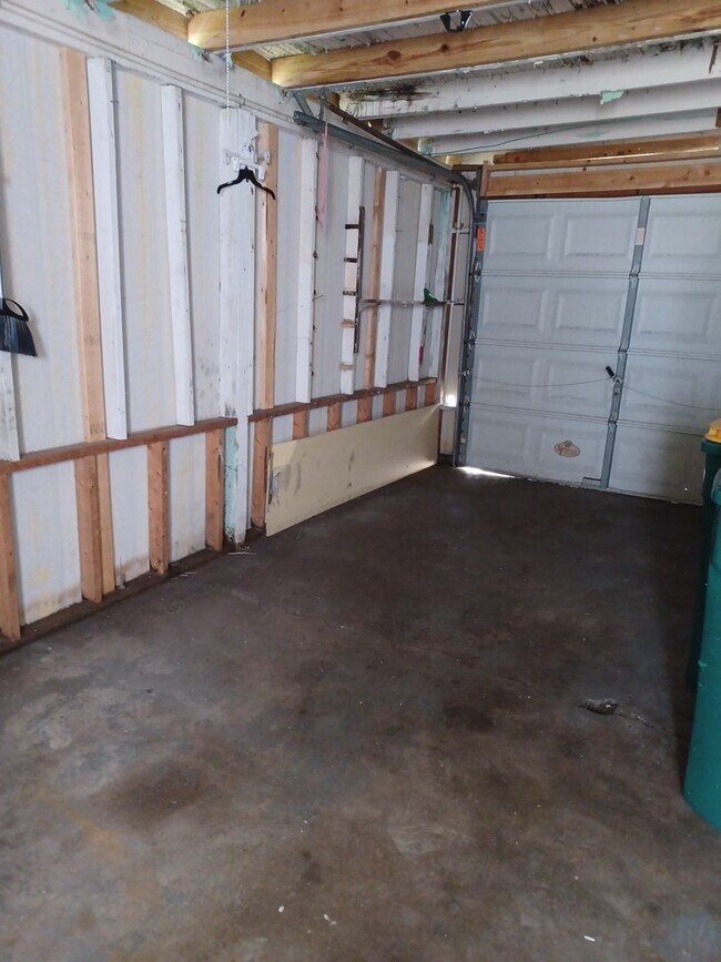 Building Photo - Great location two bedroom one bath with a garage