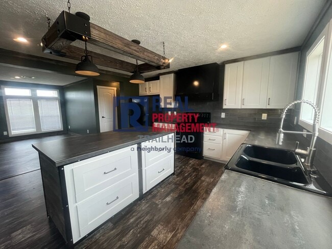 Building Photo - 3 Bed / 2 Bath Farmhouse Styled Home – Move In Ready