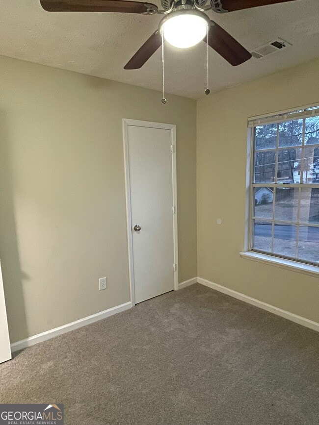 Building Photo - 1530 Pin Oak Ln SE