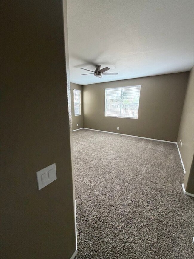 Building Photo - Beautiful Renovated Home Ready for move in!