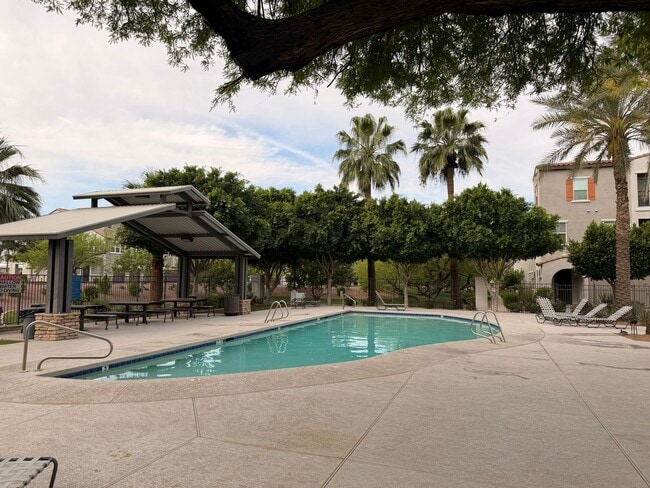 Building Photo - Spacious 3 Bedroom, 2.5 Bath Phoenix Townhome with *New Floors* + *NEW* Paint!