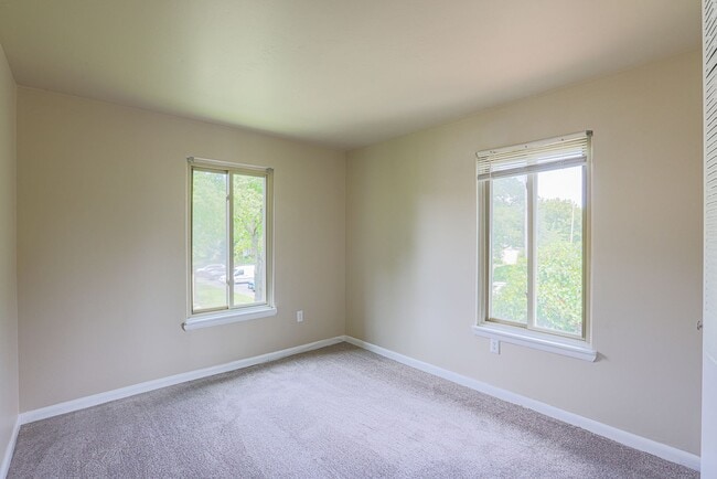 Building Photo - 14 King Henry Cir