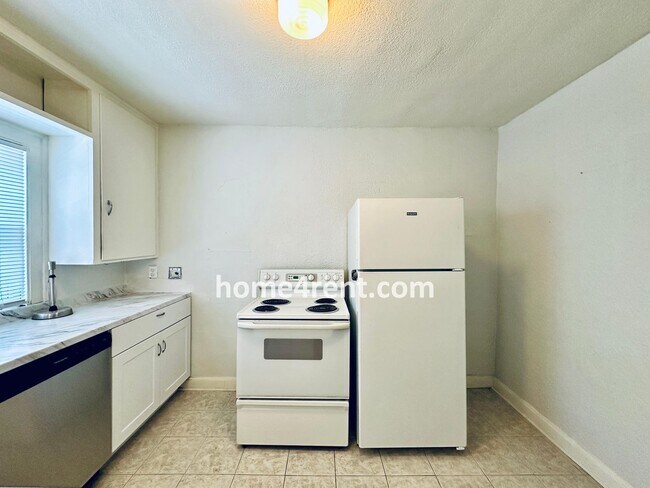 Building Photo - First Level Condo, Just Off the Plaza with Hardwood Floors and Lawn Care Provided!