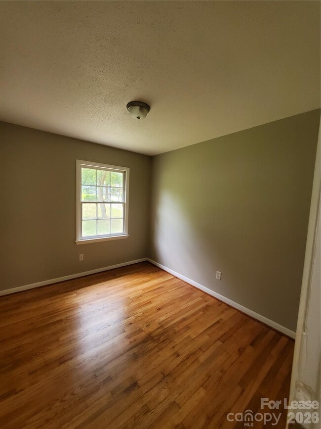 Building Photo - 1122 Rolling Ln