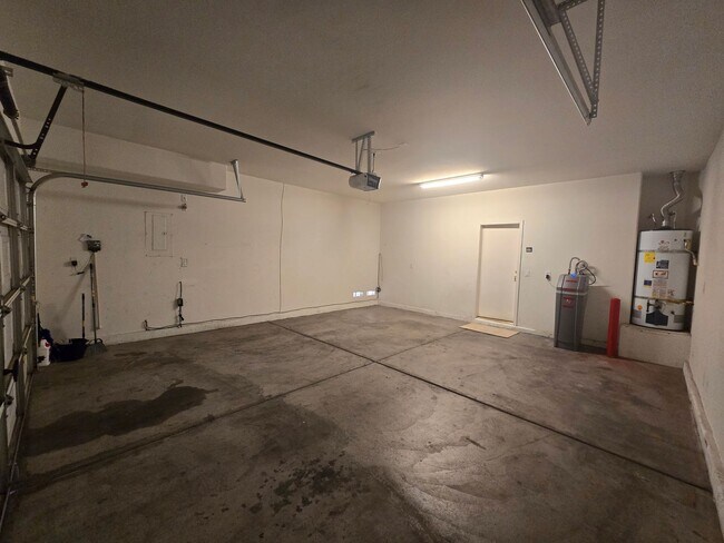 Building Photo - 9164 Craven Ave