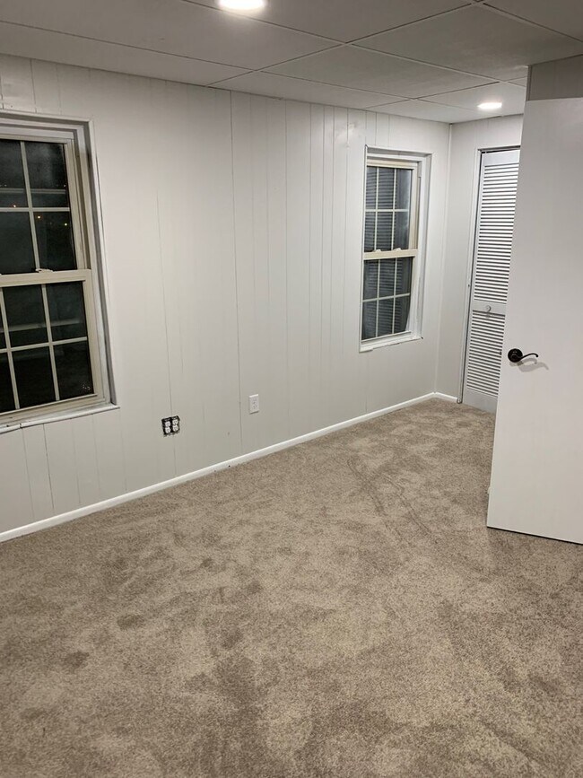 Building Photo - 2 or 3 bedroom Full Remodeled