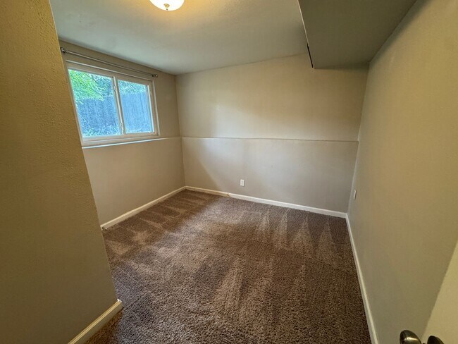 Building Photo - Stylish Tri-Level with Bonus Living Space ...