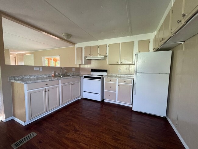 Building Photo - 2 bedroom 2 bath mobile walking distance to restaurants and stores