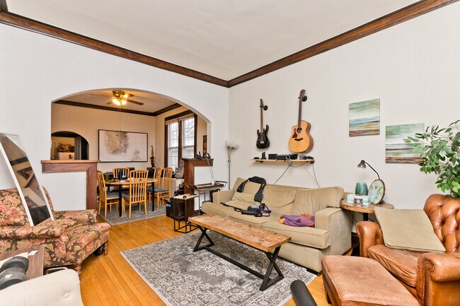 Building Photo - 1541 W Barry Ave